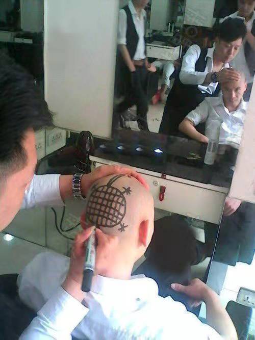 |搞笑图片幽默段子笑话哈哈，两个很会玩的兄弟，骑摩托车扫地