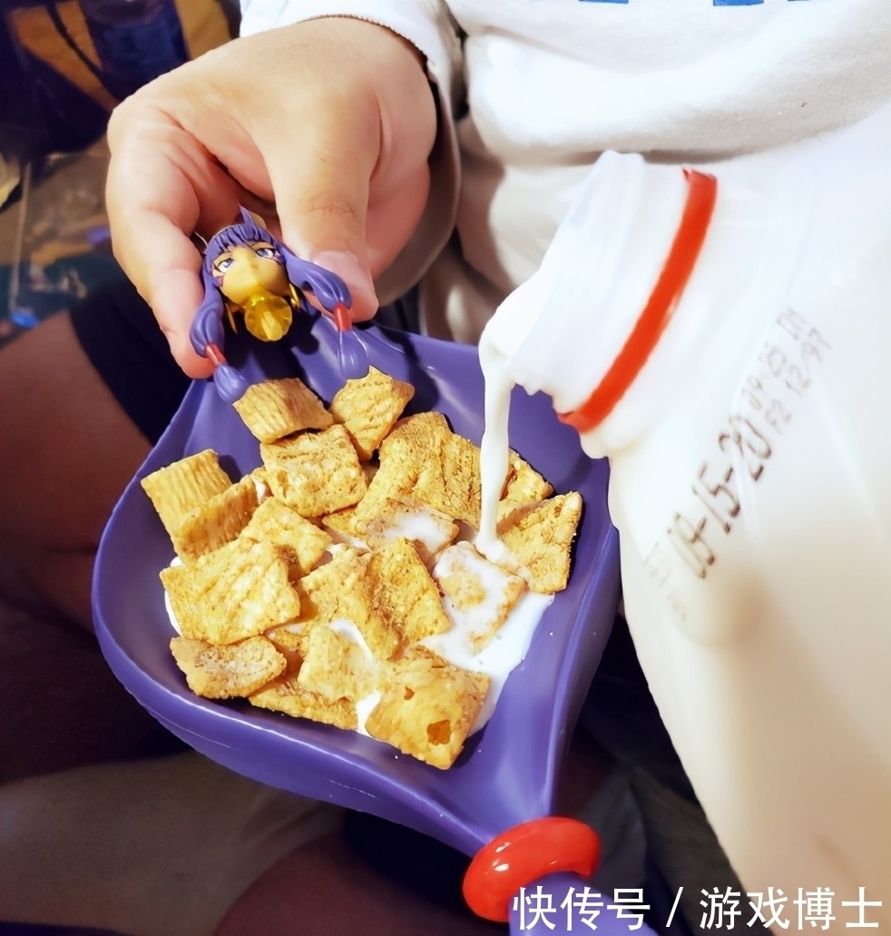 限量款|本以为拿手办压泡面已经很“炫富”了,没想到还有当果盘的