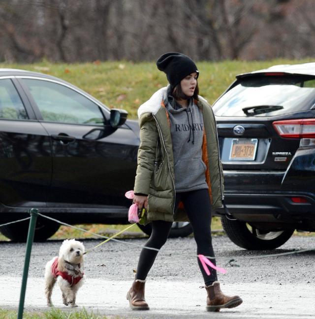 看上去非常|露西海尔穿无痕裤戴黑色毛线帽变潮流小少女, 太显年轻了