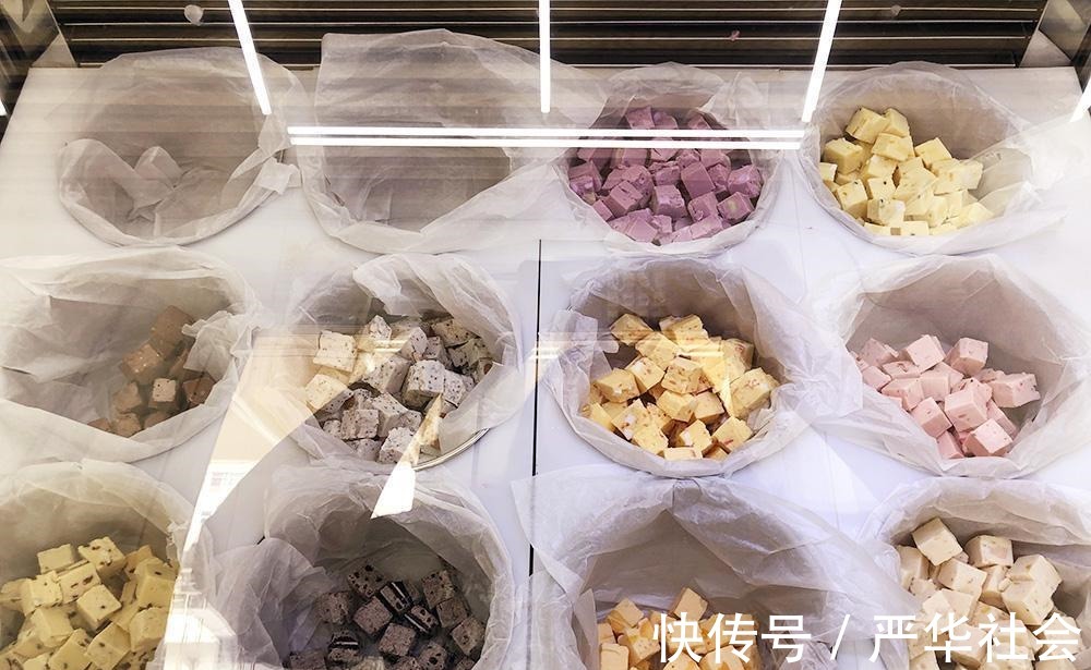 一个个口味丰富的小方块不是冰淇淋,而是清凉爽口的厚切酸奶
