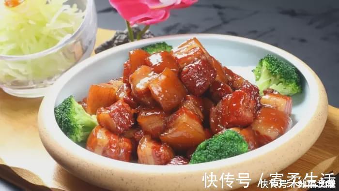 做红烧肉万万不可直接加水，这样等于毁了一锅肉，大厨来教你3招