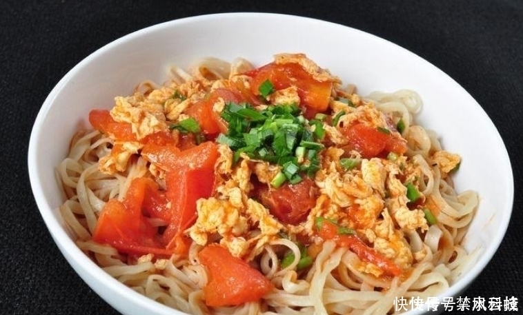 煮面条时,水开下锅就错了面馆老板教您几招,面条爽滑又筋道