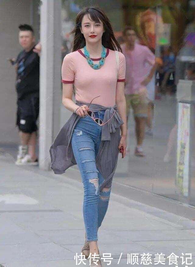 无袖|时尚街拍：无袖上衣搭配紧身裤，凸显女性魅力