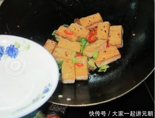 煎豆腐时,万万不可直接下油锅!多加1步,豆腐不碎不粘
