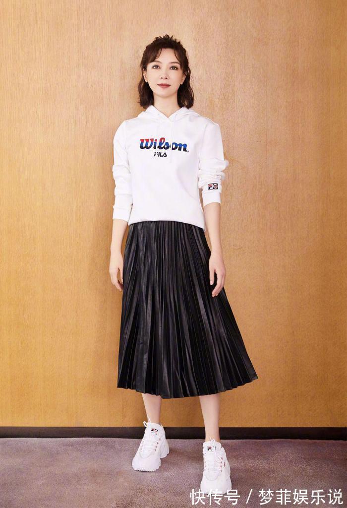 搭配 入秋后该穿卫衣了,分享4组显瘦减龄的经典搭配,照着穿不怕出错