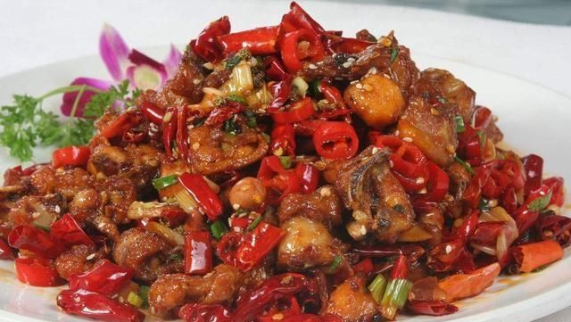 辣子鸡切记多加一步，不仅外酥里嫩，而且又香又辣，让人直流口水