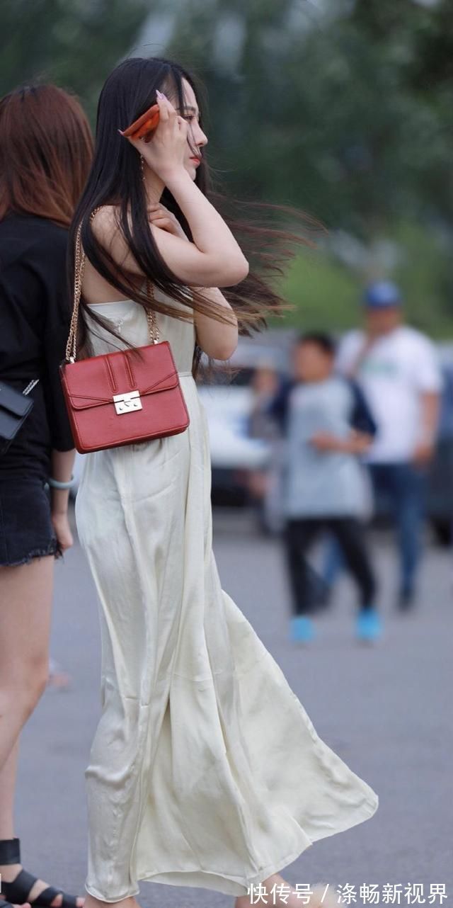 青春|戴着两条项链的街头美女，穿着吊带连衣裙展现出青春活力