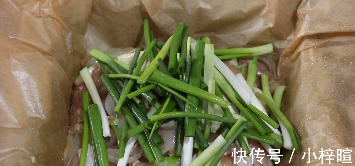 葱油鸡|用烤箱做的纸包葱油鸡,比红烧鸡还香,做法太简单了
