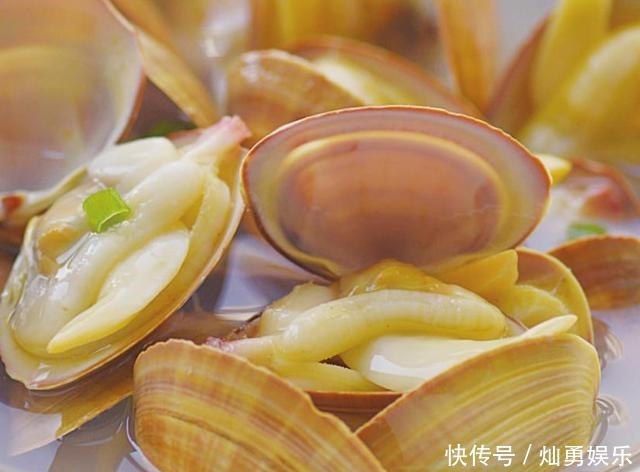 不用|蛤蜊不用炒,放入水中煮,只加盐一种调味料,肥嫩多汁,鲜到吮指