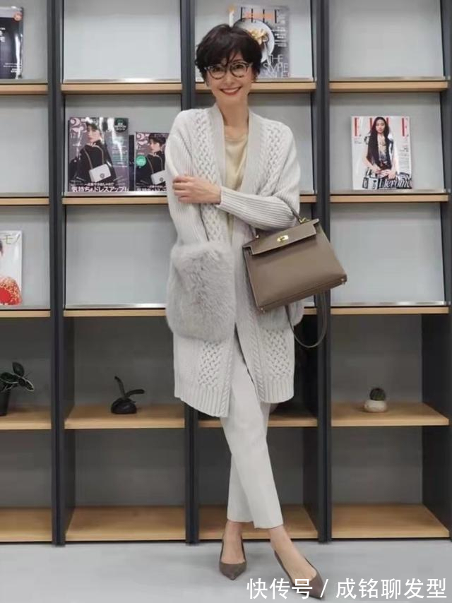 穿搭|这才是40岁女人最好看的穿搭,自然真实不“装嫩”,优雅又养眼