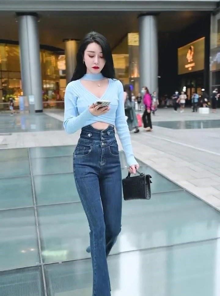 性感|蓝色针织衫搭配喇叭牛仔裤,清爽靓丽有格调,时尚大气又高级
