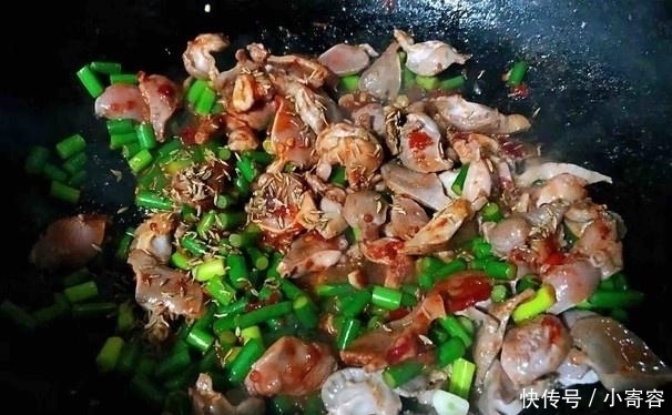 鸡身上最脏的部位，里面含有大量细菌，做菜熬汤一定要扔掉