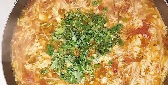 1块豆腐,1粒西红柿,天冷时隔几天就得做,饭前喝碗暖心又暖胃