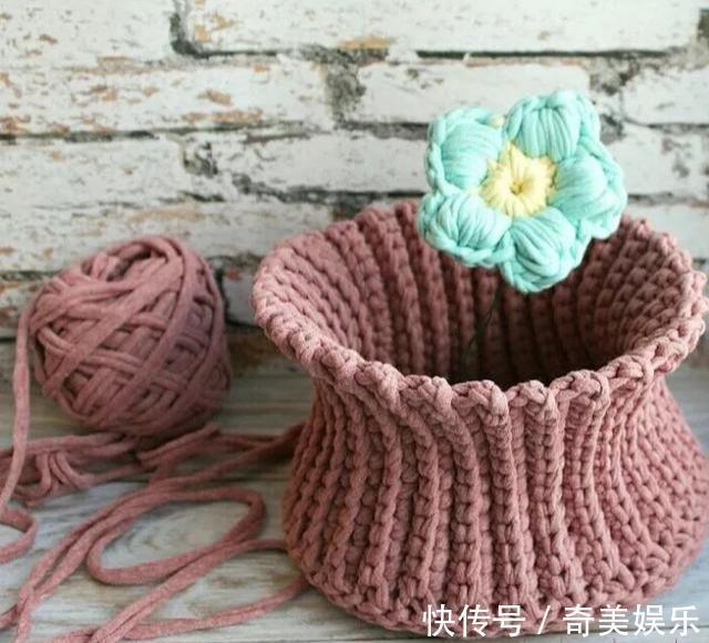 旧衣服剪几刀，制作布条线，拿来钩编收纳盒，非常实用！附教程