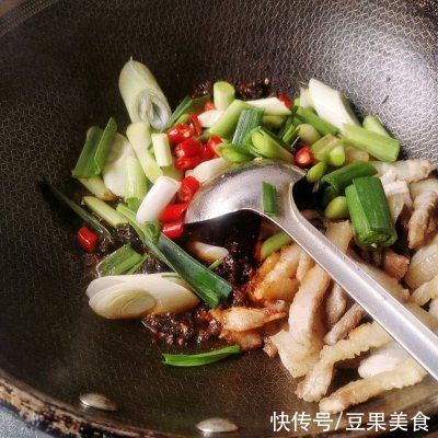 川味蒜苗回锅比卖的还好吃，简单易做味道棒