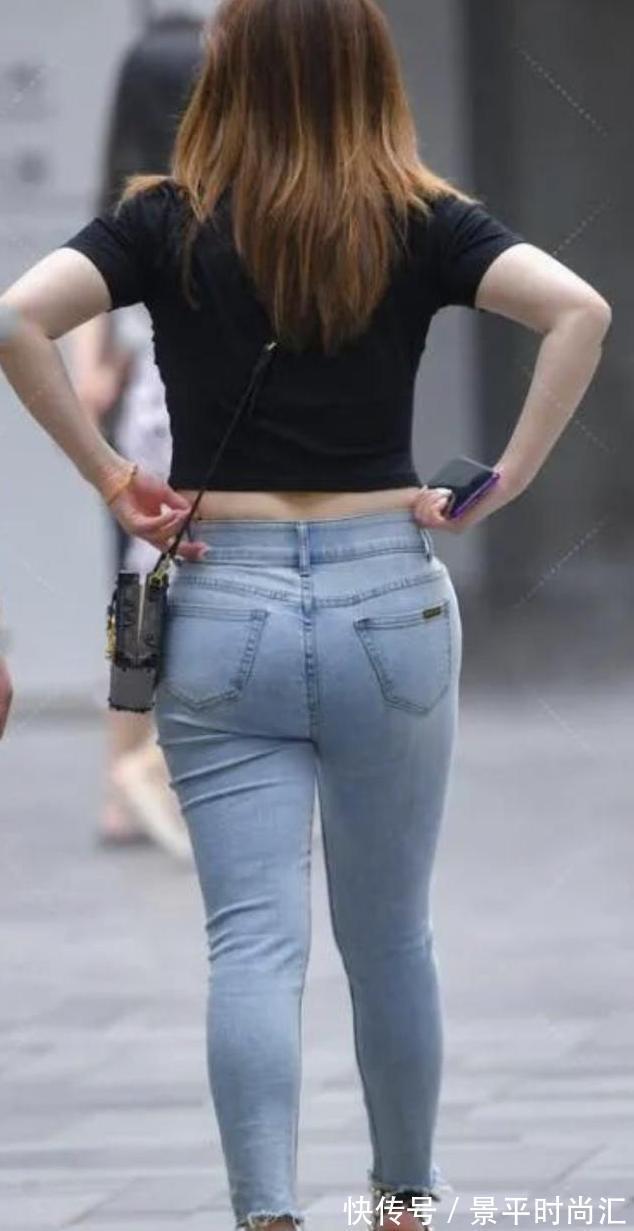 牛仔裤 臀大腿粗的女生怎么穿才好看？黑色T恤搭配牛仔裤，藏肉显瘦