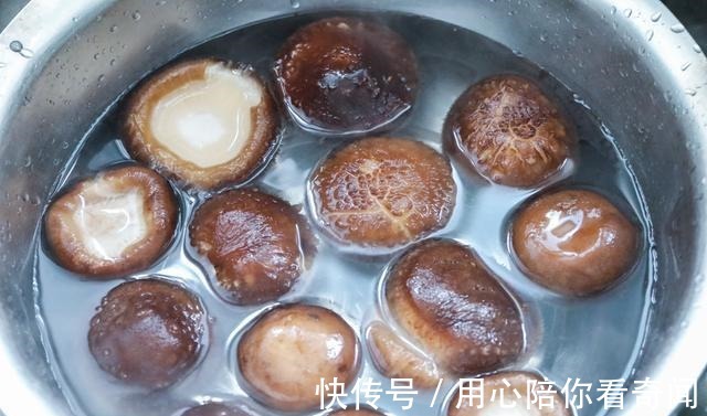 小虫子|香菇直接用清水洗是大错，学会这个小妙招，脏东西小虫子乖乖溜走