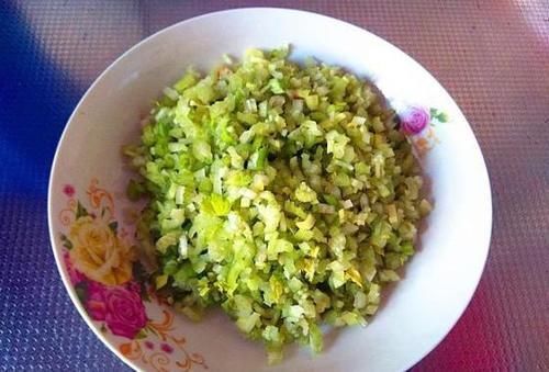 一把小芹菜,加3个鸡蛋,做法简单无油烟,出锅比肉香孩子抢着吃