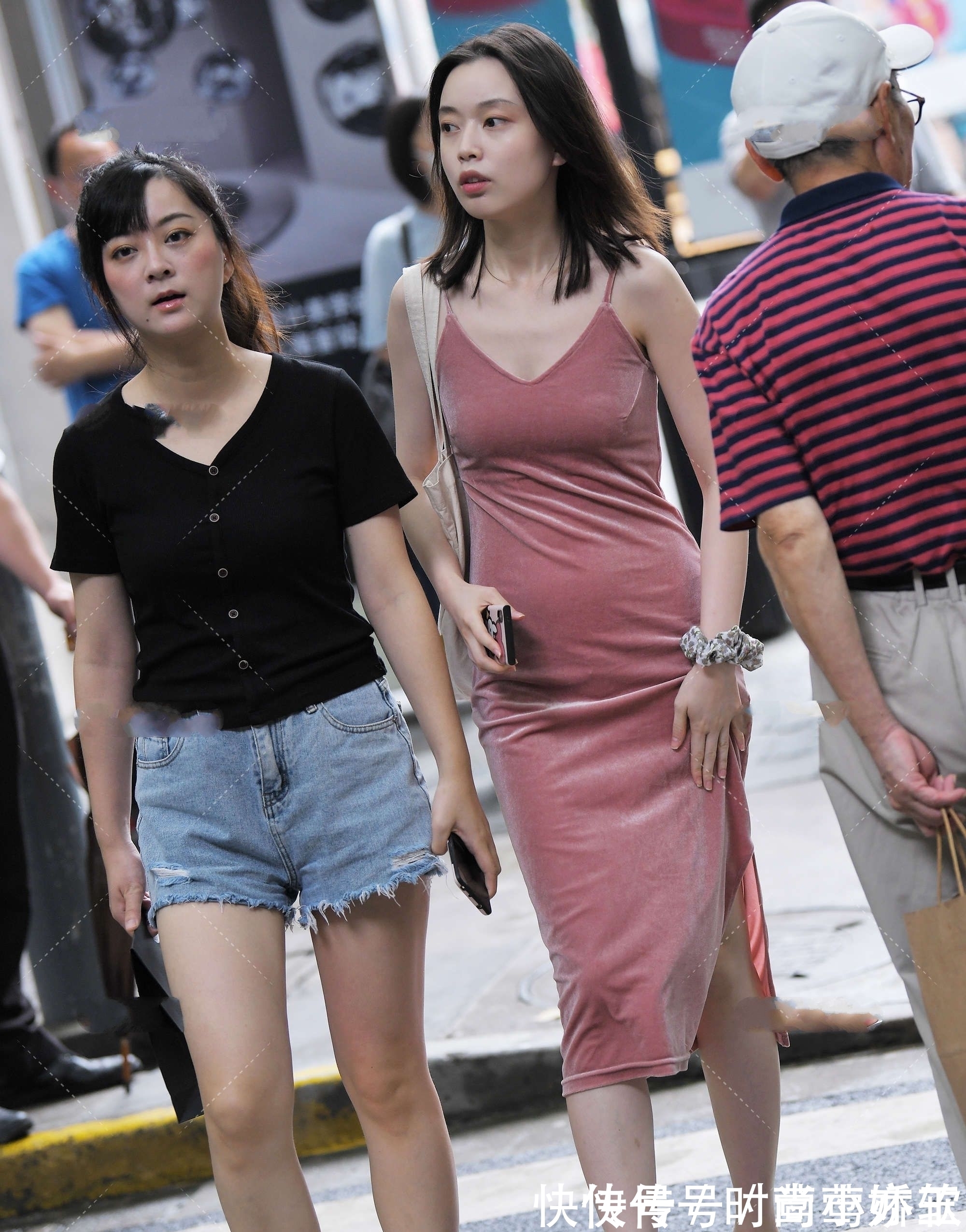 减龄 淡粉色连衣裙很减龄,丝绒材质高级十足,蝴蝶结增添甜美感