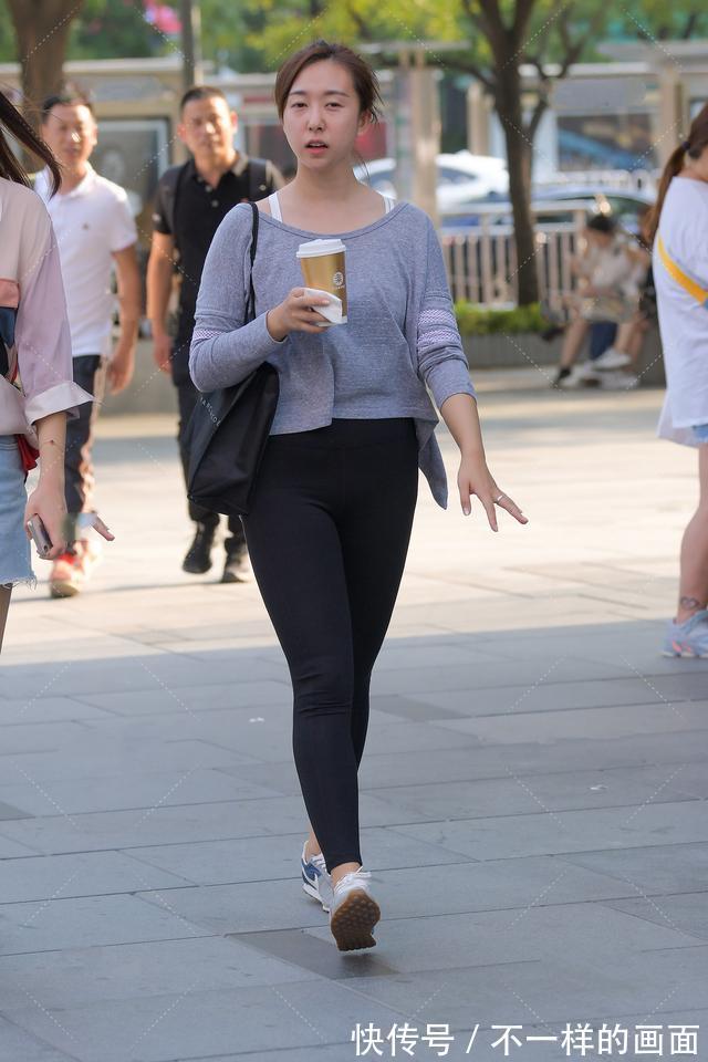 吊带|甜美的灰色大圆领设计,内搭白色吊带显露出来,让灰色不搭调