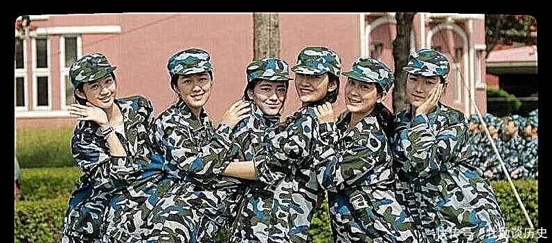 女生军训时不能忘的四件事,绑头发不算啥,最后一个忘了就惨了!