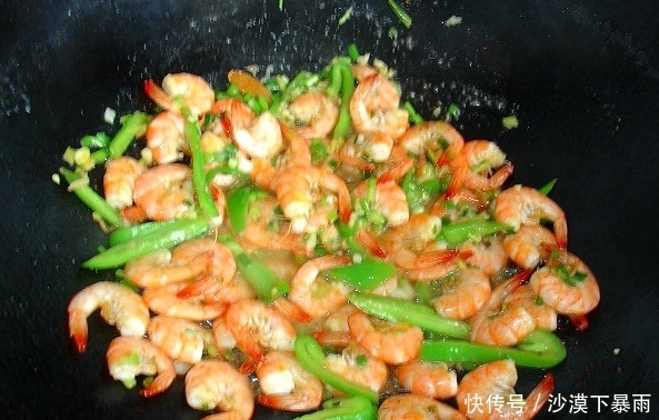 回家|第一次带女友回家!老妈做了一桌家常菜,而女朋友却闷闷不乐?