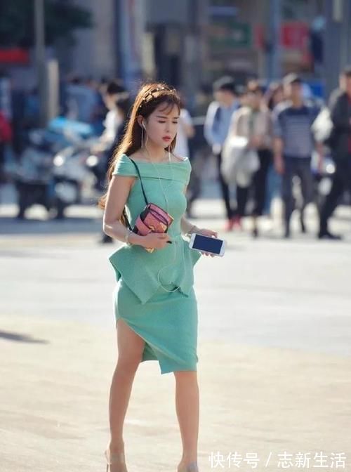 搭配 小姐姐搭配着一双黑色的尖头高跟鞋,走起路来看起来更加的成熟