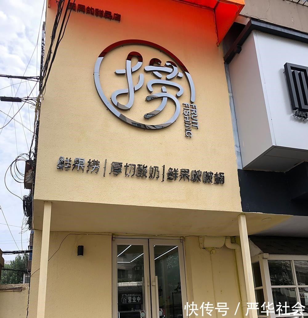 一个个口味丰富的小方块不是冰淇淋，而是清凉爽口的厚切酸奶