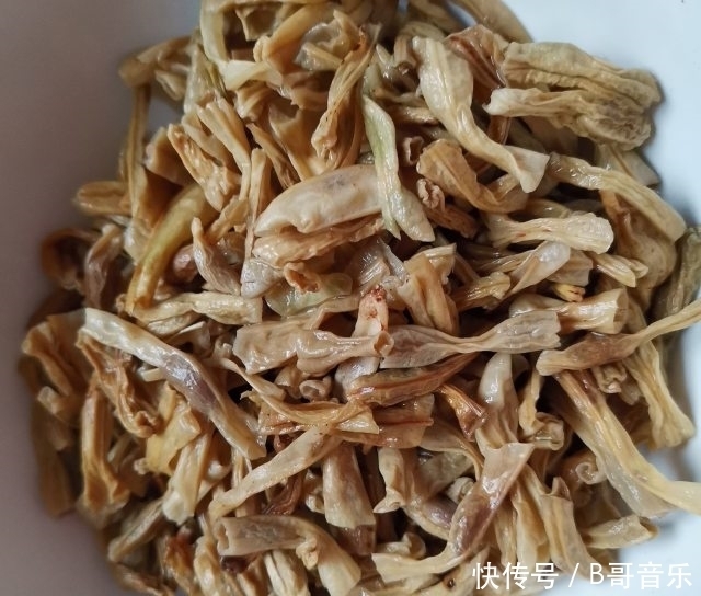  腊肉蒸干豆角，香喷喷的，最下饭