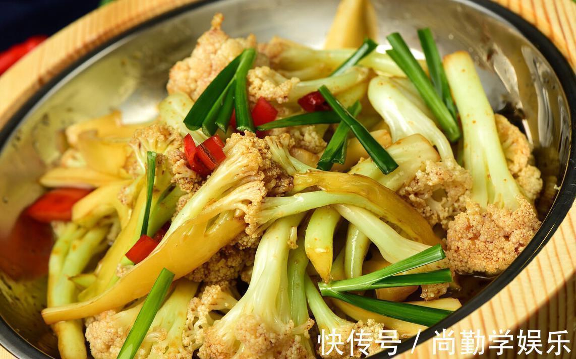 炒花菜,先焯水还是先过油?都不对,教你一招,花菜香脆又入味