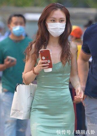 搭配|果绿色紧身丝质长裙,时尚性感清新秀美,满满的设计感