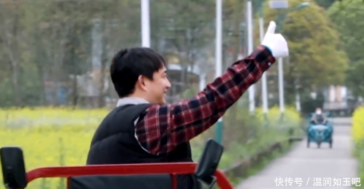 彭昱畅弯腰跟张艺兴握手,张子枫寸步不离张艺兴,跟着疯狂试吃