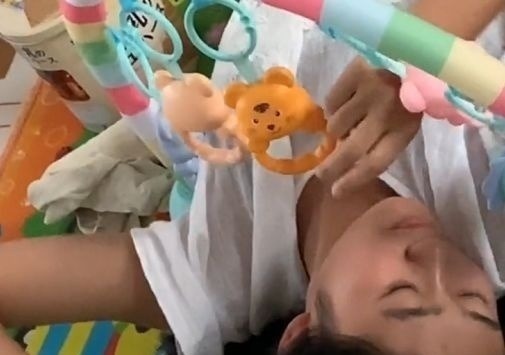 绝望|“不省心小姨”霸占娃的摇铃床,萌娃一脸绝望:这是人干的事吗?