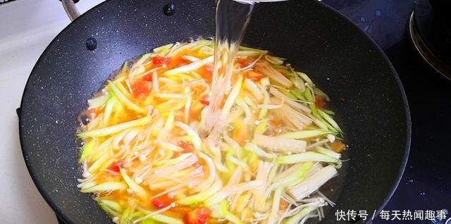 做丝瓜汤时,万万不可切完直接下锅,多加1步,颜色好看更鲜美
