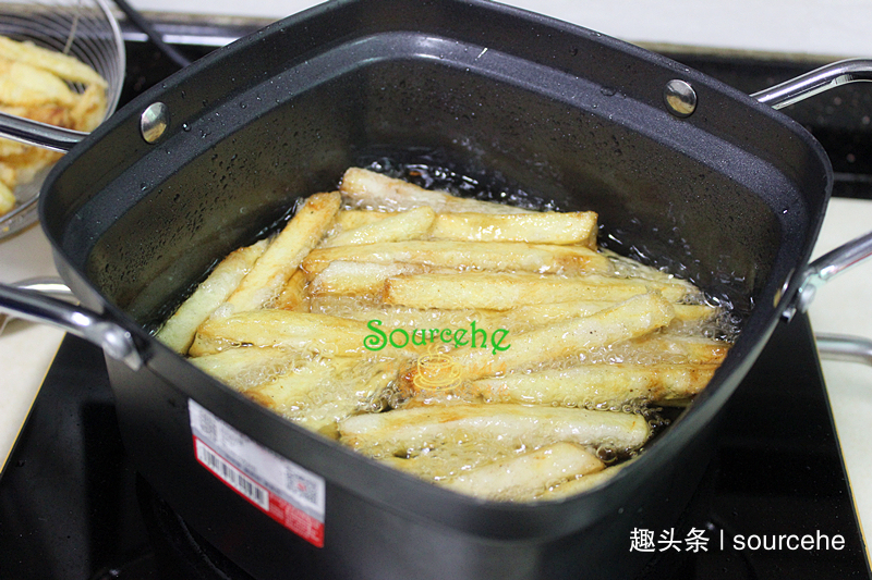 教你做椒盐土豆条,色泽金黄,咸香酥脆,咔嚓作响,好吃到舔手指