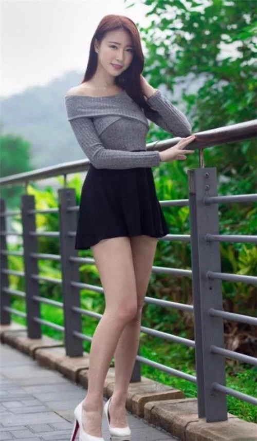 街拍:美女穿露肩上衣配短裤,甜美可爱,温婉可人