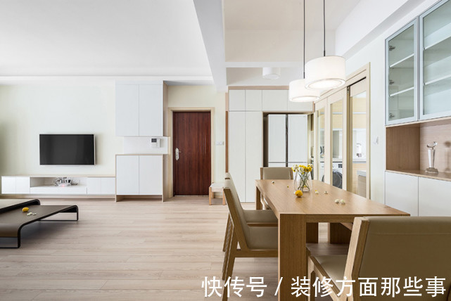 玄关|110平现代简约风三居室,浅色木质电视柜增添一抹现代高级质感