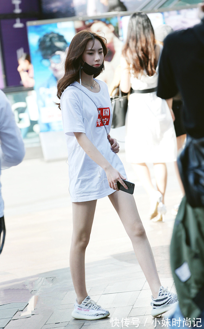 街拍 重庆街拍,粉色的长款卫衣裙舒适又随性,简约有型又有范!