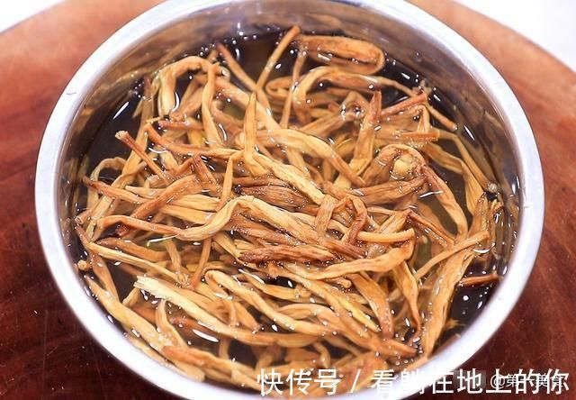 肉片|黄花菜炒肉最忌讳直接下锅炒,多做这两步,口感脆嫩劲道又不苦涩