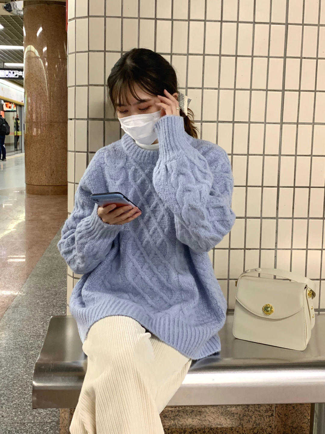 天蓝色 冬天室内穿搭千万别错过“蓝毛衣+白裤”,上身又美又仙,贼好看