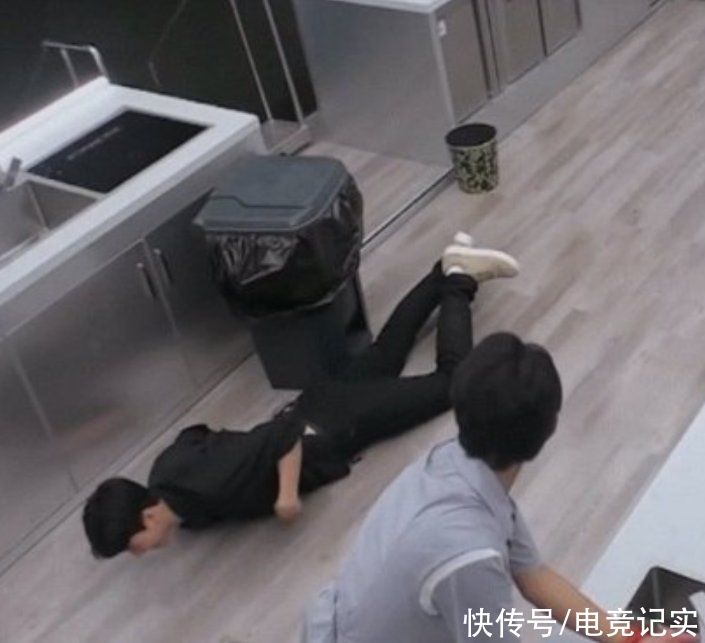 廚房|《中餐廳》廚房房頂坍塌后，龔俊因地滑摔倒，安全隱患令人擔憂