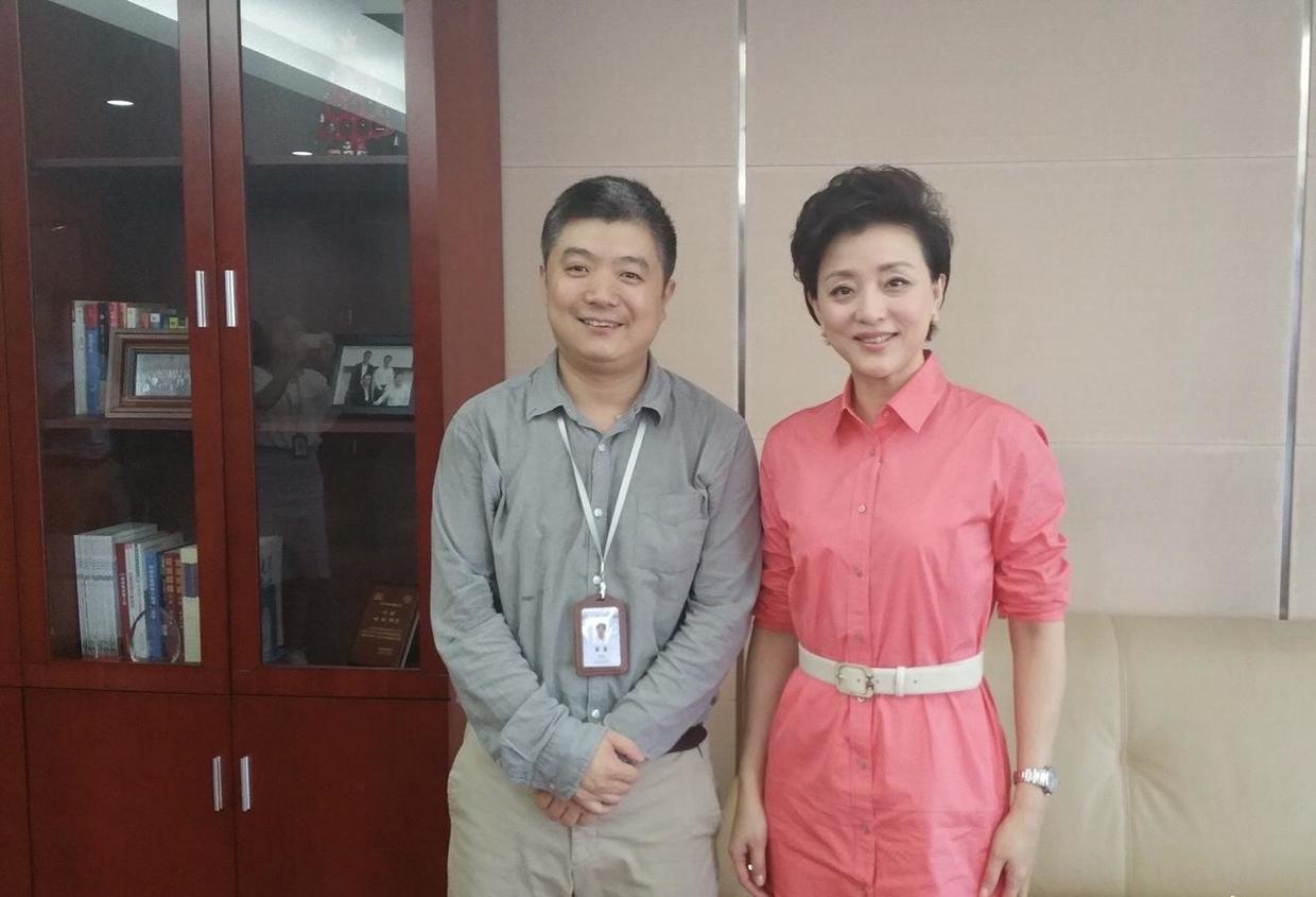 黑白配|杨澜真是“60后的骄傲”,小香风外套配百褶裙端庄稳重,高贵典雅