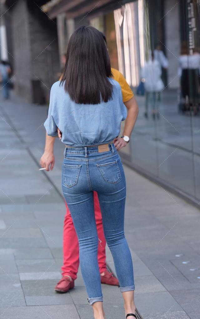 蕾丝 粉色系衣服,能让女性变得洁净、甜美,让女生看上去有一点傲慢