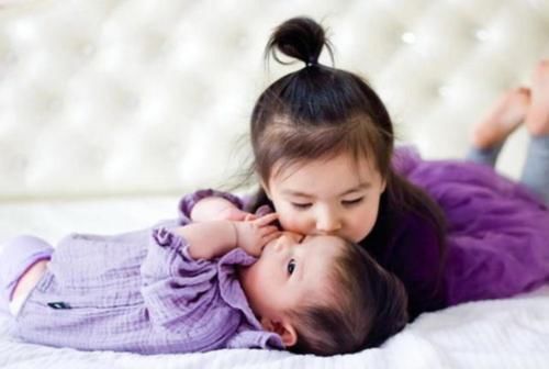 哥哥|哥哥给二胎弟弟理发,“狗啃式”发型逗笑宝妈:不是当托尼的料