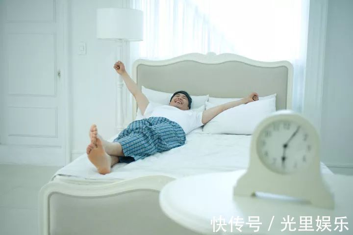 僵硬|早晨有个“黄金十分钟”，坚持做几天，百病不侵，全身都舒服！