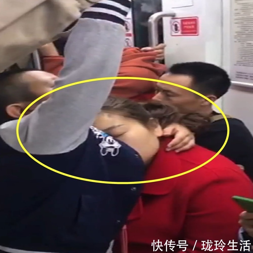地铁|地铁上妈妈依靠儿子睡觉，画面感人，网友：小男子汉也能保护妈妈