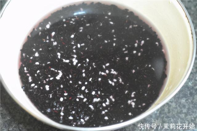 天冷,包子馒头靠边站早上多吃它,锅中一蒸,晶莹剔透香喷喷