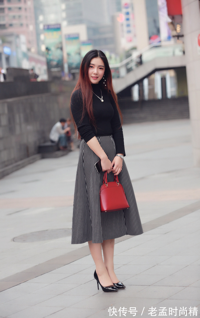 小西装|街拍,休闲小西装搭配黑色小皮裙,穿出恰到好处的女人味!
