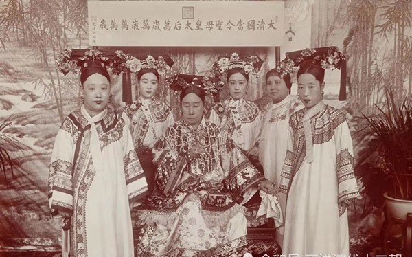 宫女|慈禧太后洗澡有多讲究：8个宫女、100条毛巾，还有一条迷信规矩