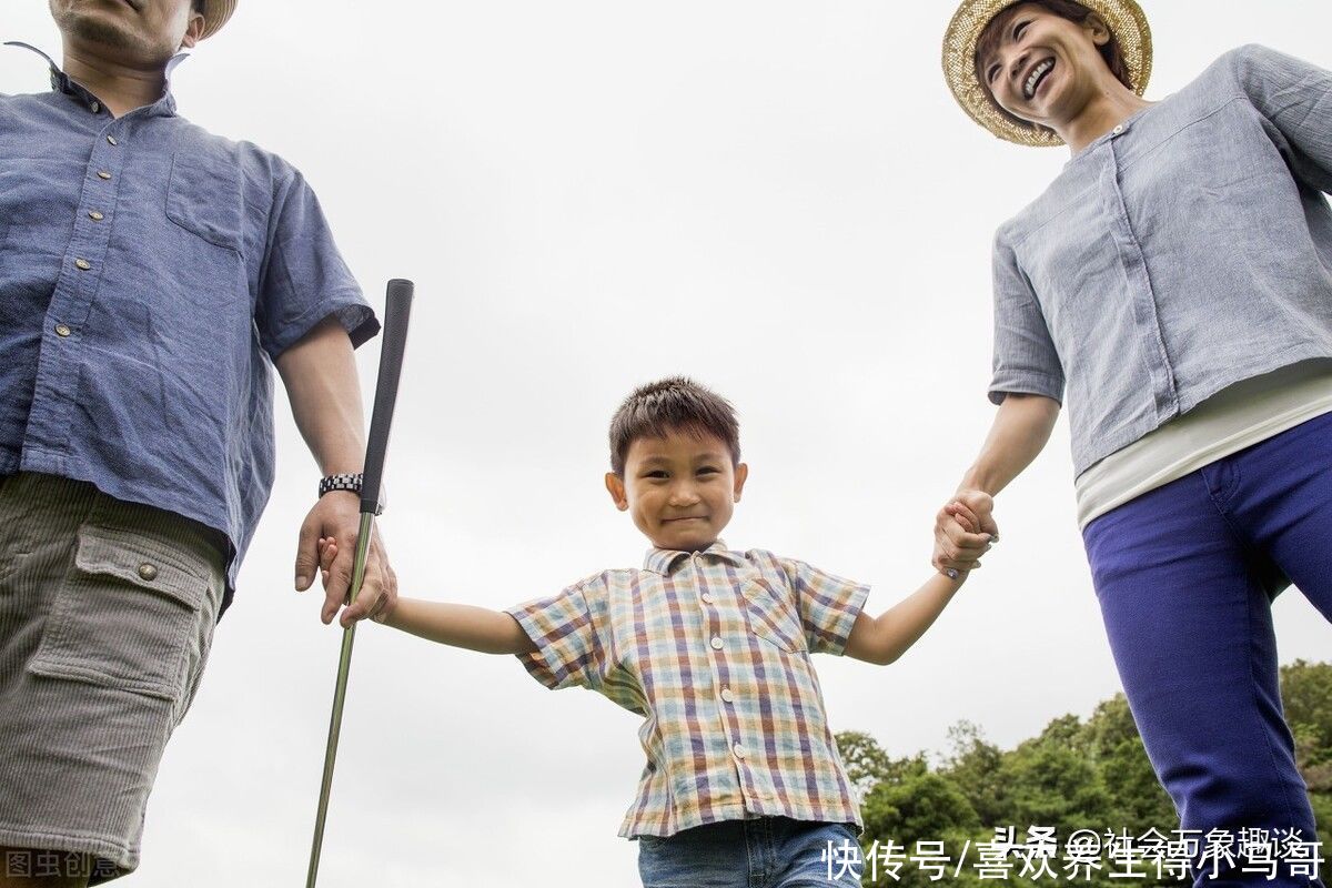 两个人|孩子面对父母和外人，表现就像两个人，这是为什么？